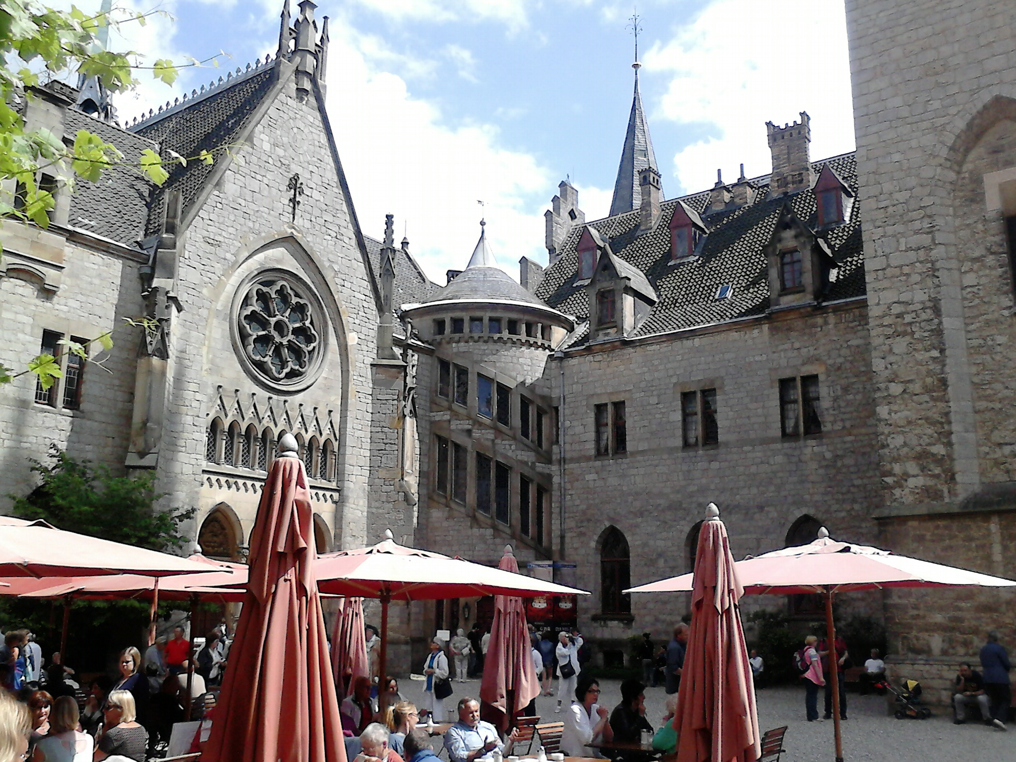 Farbfoto: Im Schlossinnnhof von dem Schloss Marienburg bei Nordstemmen im Jahre 2014. Fotograf: Ralph Ivert.