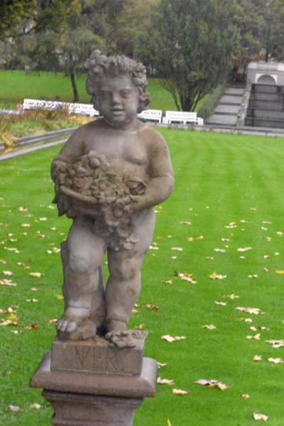 Farbfoto: Den Frühling darstellende Statue im Körnerpark im Bezirk Neukölln in Berlin im Jahre 2010. Foto: Erwin  Thomasius.