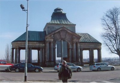 Farbfoto: Erwin Thomasius vor einem der zwei Jugendstilpavillons an der Hakenterrasse in Szczecin in Polen im Jahre 2012. Fotograf: R.I.