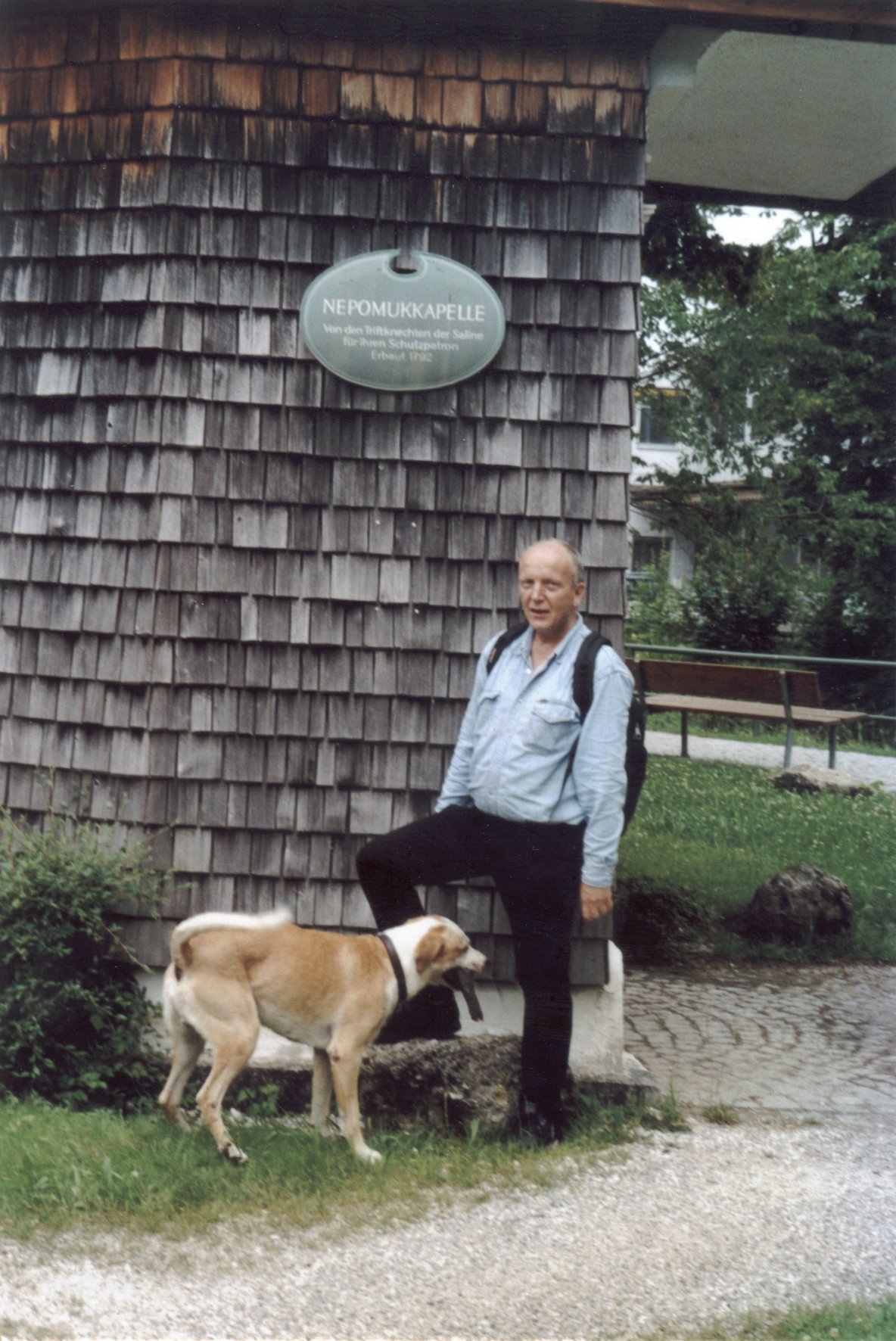 Der Hund Ganesh und Erwin Thomasius vor der Nepomukkapelle in Traunstein im Juli 2006. Photo: Ralf Splettstoesser