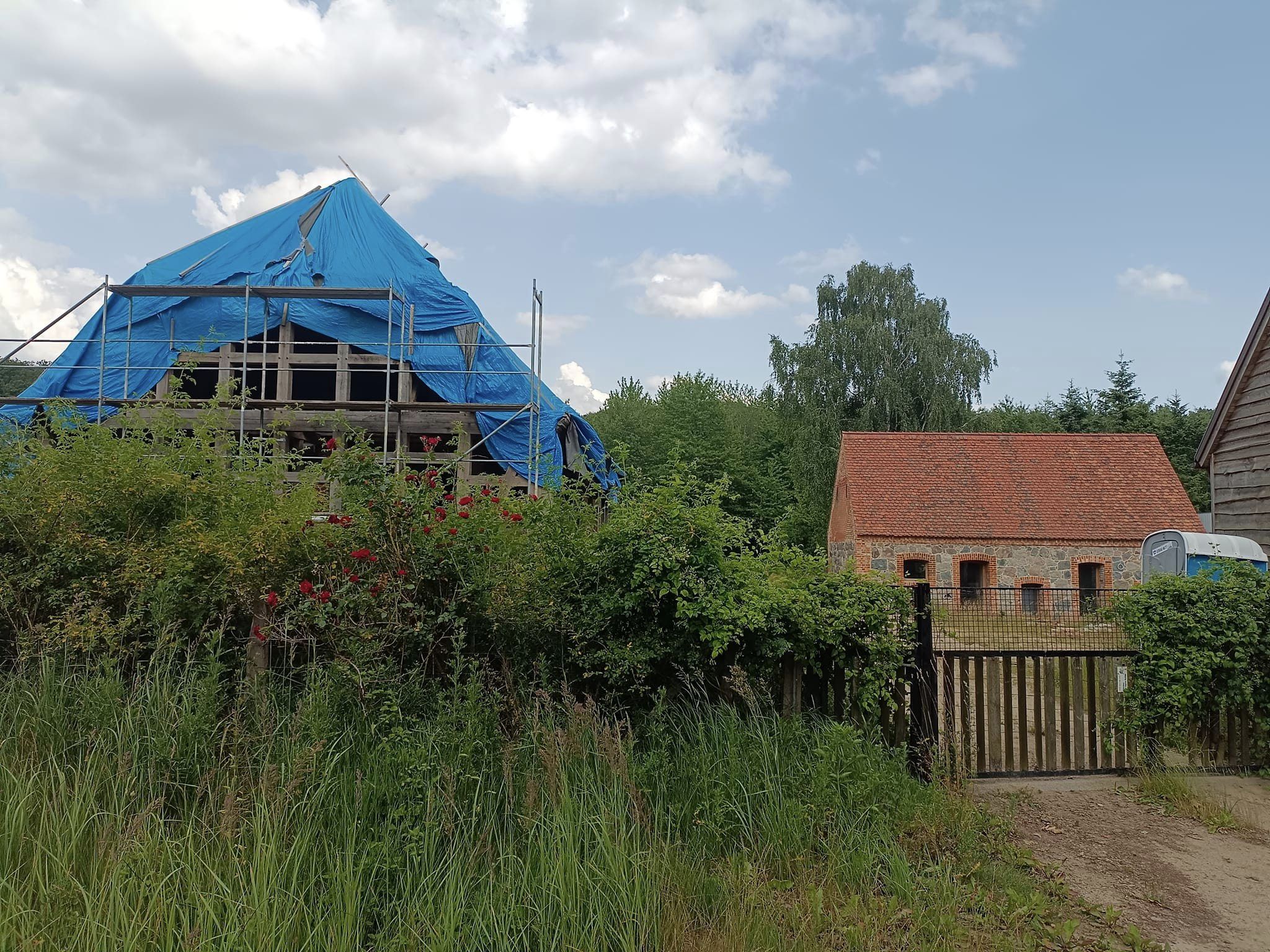 Farbfoto: Alte Handwerkerkunst in der Uckermark in Brandenburg. Juni 2024. Foto: Ralf Splettstoesser.