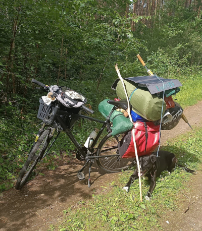 Ein Fahrrad mit Sonnenkraftwerk in Brandenburg. Sommer 2024. Farbfoto: Ralf Splettstößer.