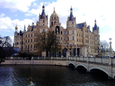 Farbfoto: Das Schweriner Schloss auf der Schlossinsel im Schweriner See in Schwerin im April des Jahres 2015. Fotograf: R.I.