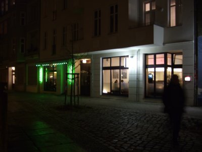 Farbphoto von der Simon-Dach-Straße in Friedrichshain in Berlin bei Nacht im November 2007. Photo: Kim Hartley.