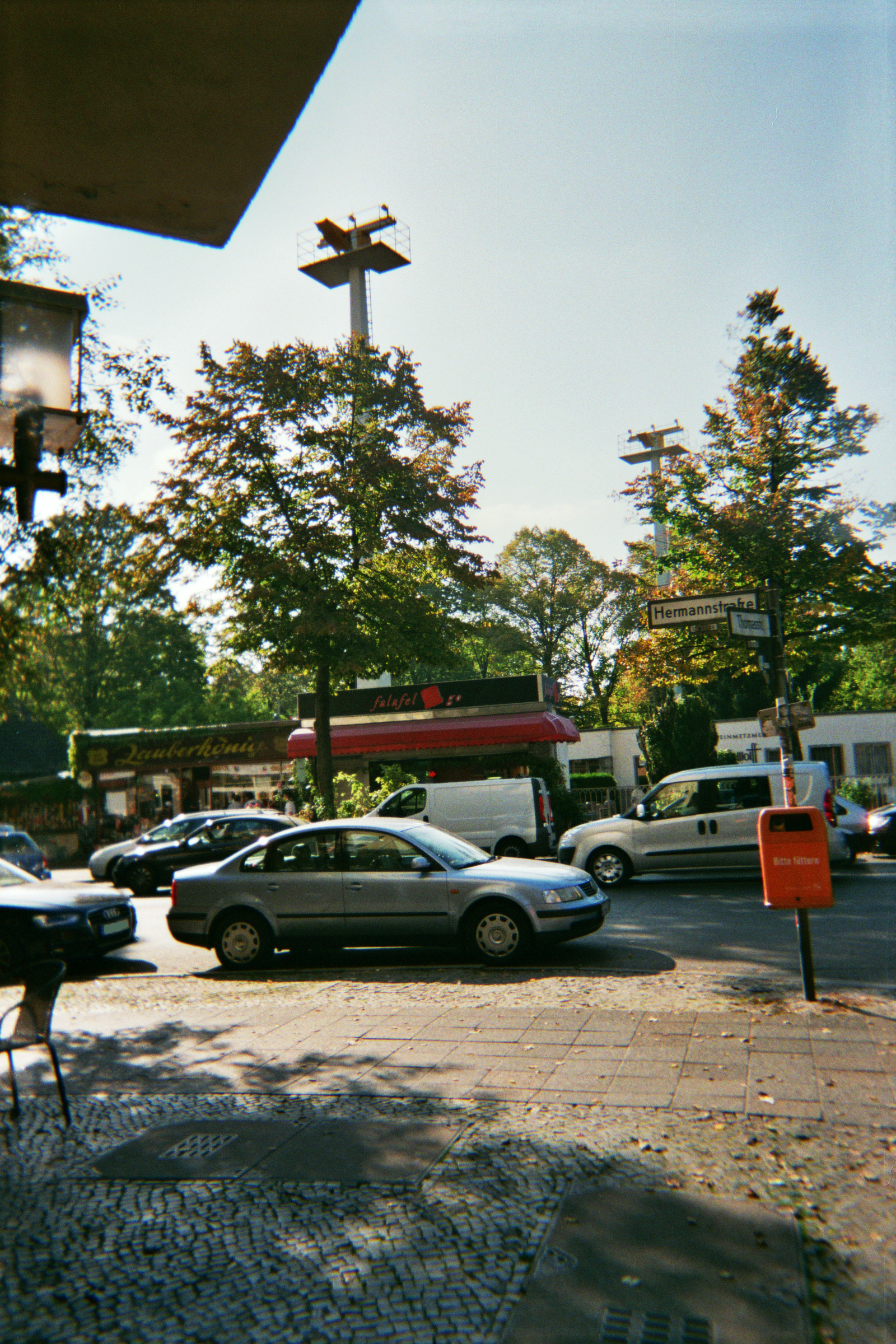 Farbfoto: Blick von der Thomasstrasse aus auf die Hermannstraße und auf zwei Masten der Anflugbefeuerung für den Flughafen Tempelhof. Im Bezirk Neukölln in Berlin im Oktober des Jahres 2014. Foto: Erwin Thomasius. Im Bezirk Neukölln in Berlin im Oktober des Jares 2014. Foto: Erwin Thomasius.