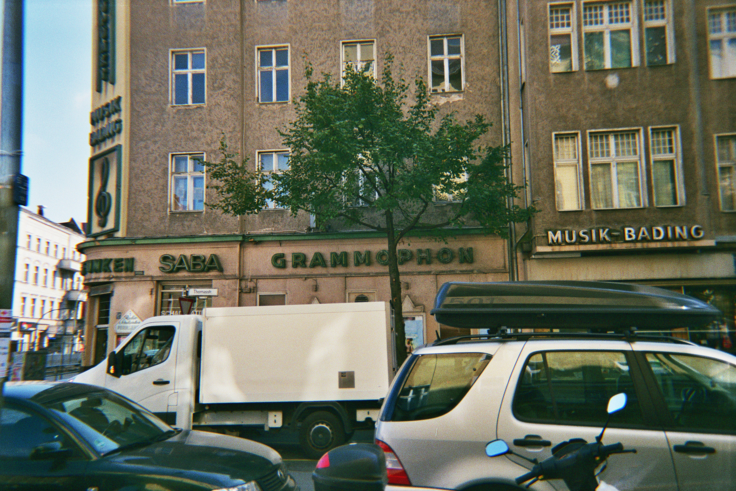 Farbfoto: Das Musikfachgeschäft MUSIK BADING in der Thomasstraße / Ecke Karl - Marx - Straße. Im Bezirk Neukölln in Berlin im Oktober des Jares 2014. Foto: Erwin Thomasius.