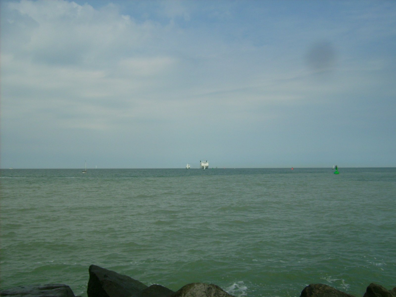 Farbfoto: Blick auf die Ostsee von Warnemünde aus. Im Juni 2009. Fotograf: Bernd Paepcke.