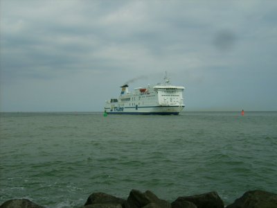 Farbphoto: Blick von der Mole in Warnemünde aus auf das den Hafen von Warnemünde ansteuernde Schiff HUCKLEBERRY FINN. Juni 2009. Photograph: Bernd Paepcke.