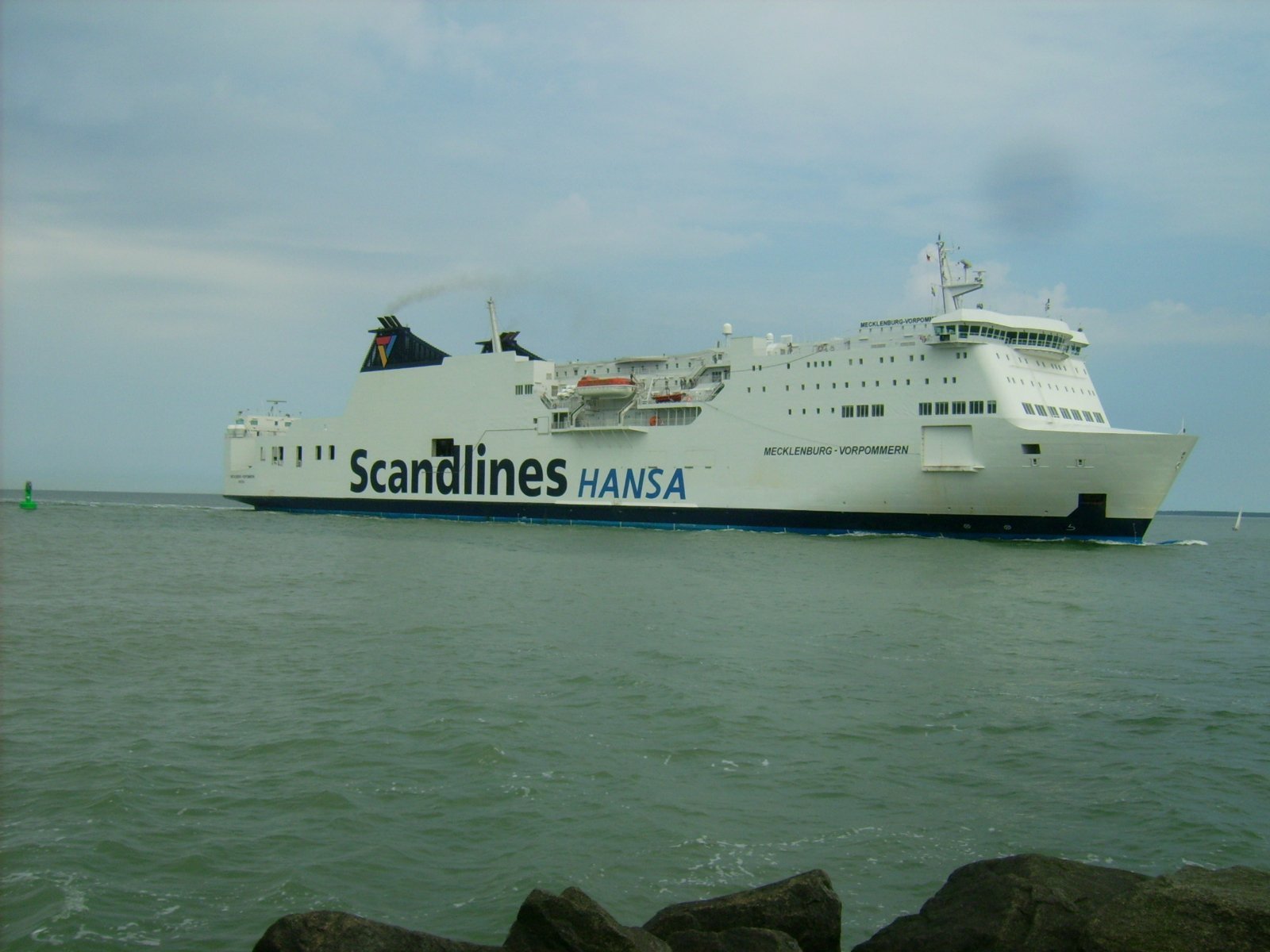 Farbphoto: Das aus Trelleborg in Schweden kommende Fährschiff FS Mecklenburg-Vorpommern im Juni 2009 bei den Anfahrt auf den Hafen von Rostock in Deutschland. Photograph: Bernd Paepcke.