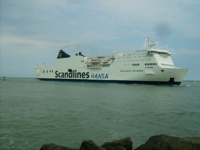 Farbphoto: Das aus Trelleborg in Schweden kommende Fährschiff FS Mecklenburg-Vorpommern im Juni 2009 bei den Anfahrt auf den Hafen von Rostock in Deutschland. Photograph: Bernd Paepcke.