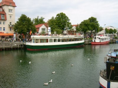 Farbphoto: Blick auf das Hafenrundfahrtsschiff KÄPPN BRASS. Juni 2009. Photograph: Bernd Paepcke.