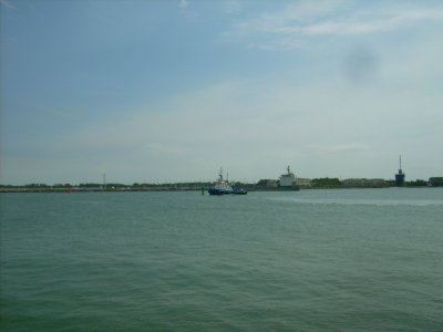 Farbphoto: Ein aus dem Hafen von Rostock in die Ostsee auslaufendes Schiff im Juni 2009. Photograph: Bernd Paepcke.