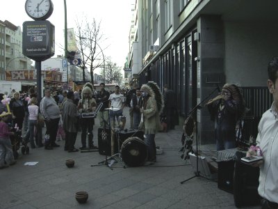 Amerikanische Musiker spielen auf dem Stra0enfest im Wedding in Berlin am Sonntag, dem 3. April 2005. Photo: Kim Hartley.