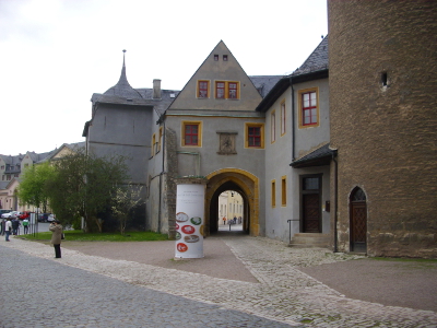 Farbfoto: Der Torbau BASTILLE und der Hausmannsturm in Weimar im Jahre 2012. Fotograf: Bernd Paepcke.