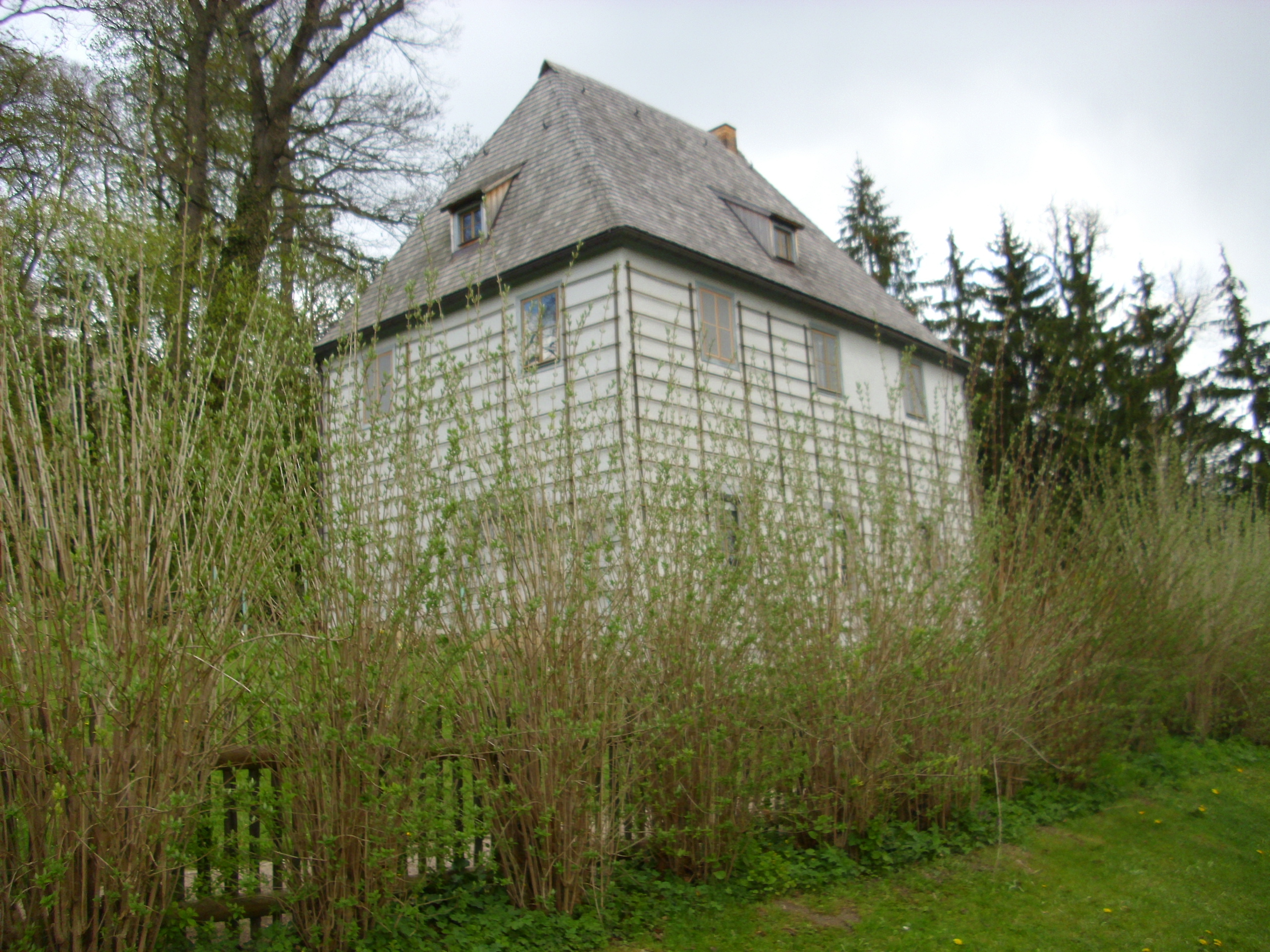 Farbfoto: Goethes Gartenhaus im Park an der Ilm am 22. April im Jahre 2012. Fotograf: Bernd Paepcke.