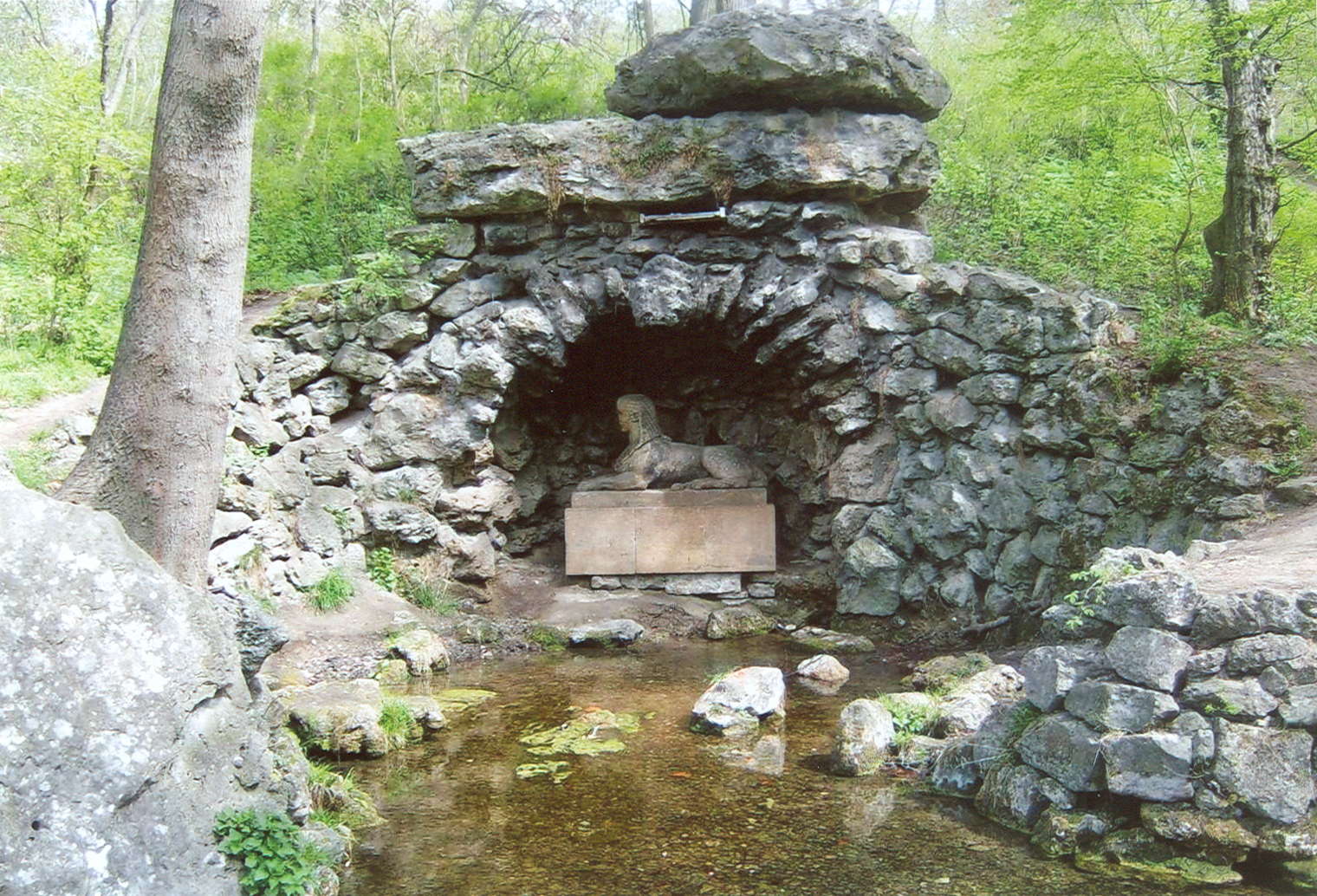 Farbfoto: Die Sphinx in der Sphinxgrotte an der Quelle von dem Fluss DIE LEUTRA im Park an der Ilm in Weimar im April des Jahres 2012. Fotograf: R.I.